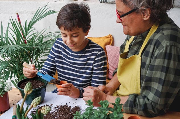 Child learning with his mother to prepare home garden plants in spring Valencia, VC, Spain CR_VFKDPR210328-690961-01 ,model released, Symbolfoto