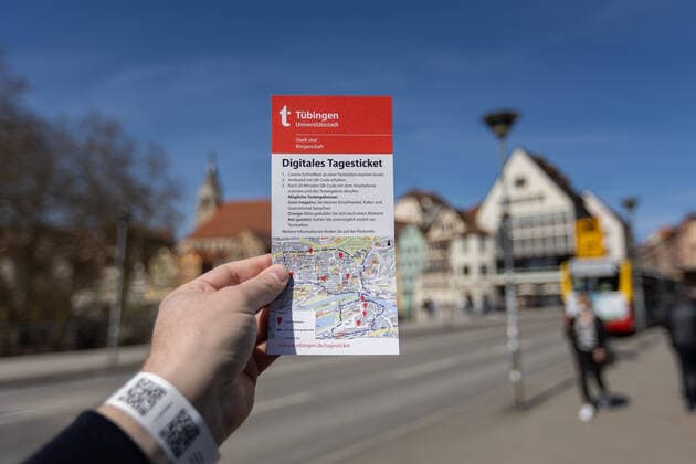 Tuebingen Themenbilder: Tuebingen in Zeit der Corona-Pandemie, 28.03.2021 Themenbilder: Tuebingen in Zeit der Corona-Pandemie, Tagesticket, QR Code, Armband, Corona Schnelltest, 28.03.2021, Copyright: xEIBNER DROFITSCHx EP_ddh