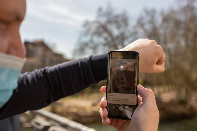 Tuebingen Themenbilder: Tuebingen in Zeit der Corona-Pandemie, 28.03.2021 Themenbilder: Tuebingen in Zeit der Corona-Pandemie, Ergebniss von Corona-schnelltest, QR Code Scannen, Armband als Tagesticket, 28.03.2021, Copyright: xEIBNER DROFITSCHx EP_ddh