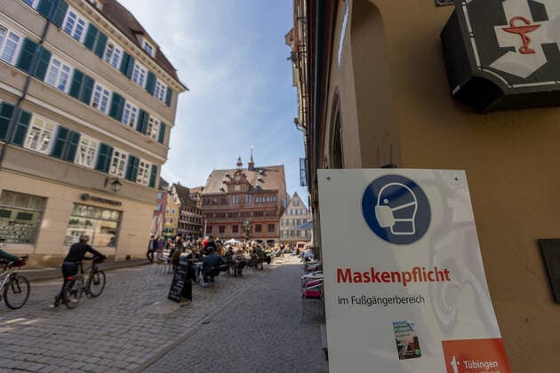 Tuebingen Themenbilder: Tuebingen in Zeit der Corona-Pandemie, 28.03.2021 Themenbilder: Tuebingen in Zeit der Corona-Pandemie, Armband mit QR Code, Scannen mit Handy, Tagesticket, Gastro geoffnet, Essen im Freien, Tuebinger Marktplatz ueberfuellt mit Menschen, 28.03.2021, Copyright: xEIBNER DROFITSCHx EP_ddh