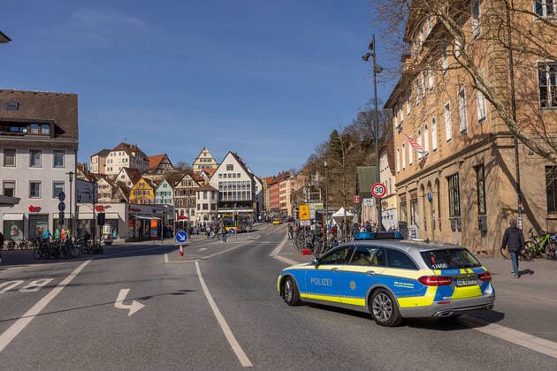Tuebingen Themenbilder: Tuebingen in Zeit der Corona-Pandemie, 28.03.2021 Themenbilder: Tuebingen in Zeit der Corona-Pandemie, Neckarbrueke, Polizei, 28.03.2021, Copyright: xEIBNER DROFITSCHx EP_ddh