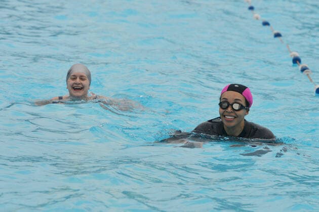 . 29 03 2021. London, United Kingdom. Swimmers take the plunge for an early morning swim at the Brockwell Lido in London at the start of ÔHappy MondayÕ Covid 19 lockdown easing.  xHowardxJonesx xi-Imagesx IIM-22086-0003
