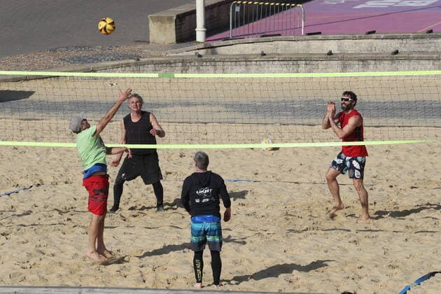 . 29 03 2021. Brighton, United Kingdom. A game of volleyball in Brighton on Happy Monday - the start of the latest Covid 19 lockdown easing .  xStephenxLockx xi-Imagesx IIM-22085-0013