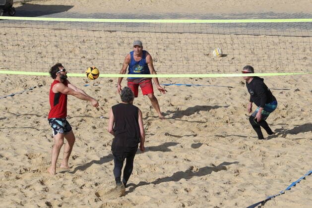 . 29 03 2021. Brighton, United Kingdom. A game of beach volleyball in Brighton on Happy Monday - the start of the latest Covid 19 lockdown easing .  xStephenxLockx xi-Imagesx IIM-22085-0016