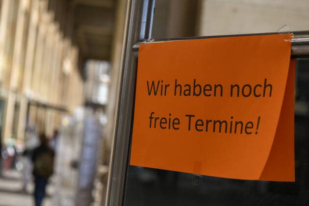 Lockdown in Stuttgart ab Mittwoch Die Stadt Stuttgart hat die Corona Notbremse gezogen.Da die Inzidenzzahlen auch nach vier Tagen in Folge über 100 liegen , hat die Landeshauptstadt beschlossen die Corona Notbremse zu ziehen. Somit werden ab Mittwoch Geschäfte, Museen und Tierparks wieder schliessen. Stuttgart Schlossplatz Baden-Württemberg Germany Copyright: xLeifxPiechowskix