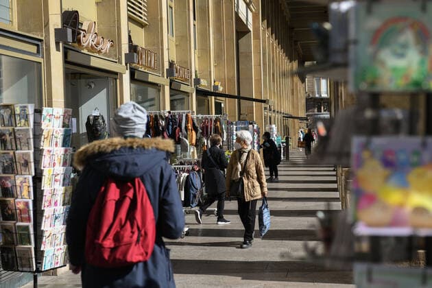 Lockdown in Stuttgart ab Mittwoch Die Stadt Stuttgart hat die Corona Notbremse gezogen.Da die Inzidenzzahlen auch nach vier Tagen in Folge über 100 liegen , hat die Landeshauptstadt beschlossen die Corona Notbremse zu ziehen. Somit werden ab Mittwoch Geschäfte, Museen und Tierparks wieder schliessen. Stuttgart Schlossplatz Baden-Württemberg Germany Copyright: xLeifxPiechowskix