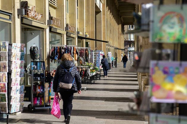 Lockdown in Stuttgart ab Mittwoch Die Stadt Stuttgart hat die Corona Notbremse gezogen.Da die Inzidenzzahlen auch nach vier Tagen in Folge über 100 liegen , hat die Landeshauptstadt beschlossen die Corona Notbremse zu ziehen. Somit werden ab Mittwoch Geschäfte, Museen und Tierparks wieder schliessen. Stuttgart Schlossplatz Baden-Württemberg Germany Copyright: xLeifxPiechowskix
