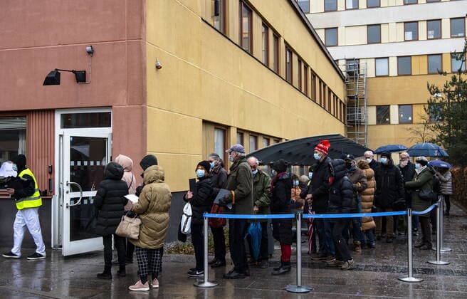 Vaccination queue at Sabbatsberg Hospital Possibility of drop in vaccination for coronavina vaccine created long queues Stockholm Sweden x2512x,  Copyright: xFERNVALLxLOTTE Aftonbladetx Coronavaccinering