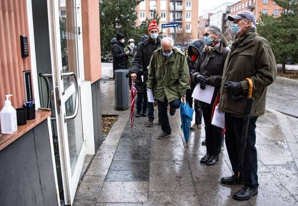 Vaccination queue at Sabbatsberg Hospital Possibility of drop in vaccination for coronavina vaccine created long queues Stockholm Sweden x2512x,  Copyright: xFERNVALLxLOTTE Aftonbladetx Coronavaccinering