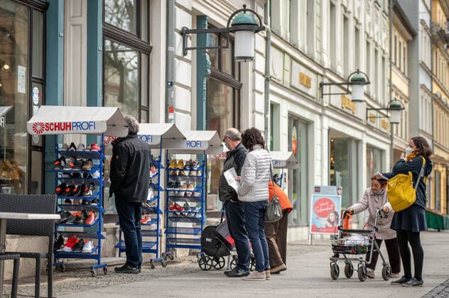 29.03.2021 Weimar: Passanten laufen durch die Weimarer Innenstadt und können in einem Testlauf wieder einkaufen und shoppen. Weimar öffnet als erste Stadt in Thüringen vom 29. bis 31. März testweise alle Geschäfte der Innenstadt für Einkäufe - Bedingung ist ein aktueller Corona Schnelltest.