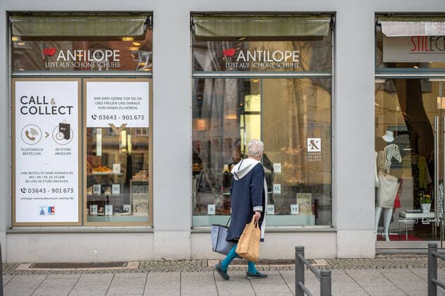 29.03.2021 Weimar: Passanten laufen durch die Weimarer Innenstadt und können in einem Testlauf wieder einkaufen und shoppen. Weimar öffnet als erste Stadt in Thüringen vom 29. bis 31. März testweise alle Geschäfte der Innenstadt für Einkäufe - Bedingung ist ein aktueller Corona Schnelltest.
