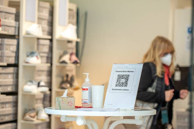 29.03.2021 Weimar: Ein Aufsteller mit einem QR-Code der Luca App steht in einem Geschäft für Schuhe der Konsumgenossenschaft Weimar. Weimar öffnet als erste Stadt in Thüringen vom 29. bis 31. März testweise alle Geschäfte der Innenstadt für Einkäufe - Bedingung ist ein aktueller negativer Corona Schnelltest.