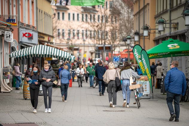 29.03.2021 Weimar: Passanten laufen durch die Weimarer Innenstadt und können in einem Testlauf wieder einkaufen und shoppen. Weimar öffnet als erste Stadt in Thüringen vom 29. bis 31. März testweise alle Geschäfte der Innenstadt für Einkäufe - Bedingung ist ein aktueller negativer Corona Schnelltest.