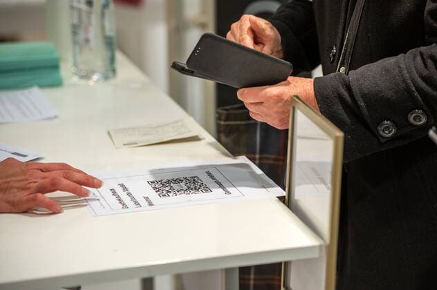 29.03.2021 Weimar: Eine Mitarbeiterin ist älteren Menschen behilflich beim Einchecken mithilfe der Luca App, in einem Geschäft der Konsumgenossenschaft Weimar. Weimar öffnet als erste Stadt in Thüringen vom 29. bis 31. März testweise alle Geschäfte der Innenstadt für Einkäufe - Bedingung ist ein aktueller negativer Corona Schnelltest.