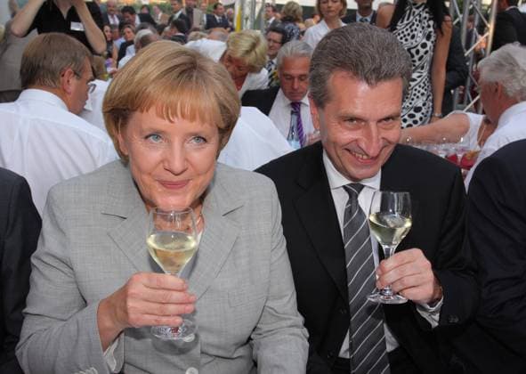 Stallwaechter Fest 02.07.2009 Bundeskanzlerin Dr. Angela Merkel + Dr. Guenther Oettinger (Baden-Wuerttemberg-Ministerpraesident, CDU) in der Landesvertretung Baden-Wuerttemberg in der Tiergartenstrasse, Berlin, beim sog. - Stallwaechter-Fest - 02.07.2009 - *** Stallwaechter Fest 02 07 2009 Chancellor Dr Angela Merkel Dr Guenther Oettinger Baden Wuerttemberg State Premier, CDU in the State Representation of Baden Wuerttemberg in Tiergartenstrasse, Berlin, at the so-called Stallwaechter Fest 02 07 2009