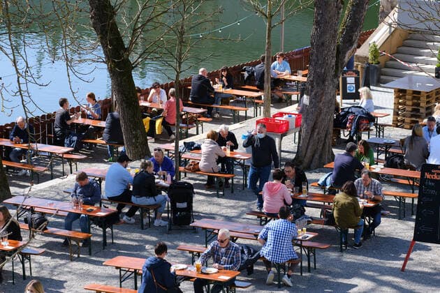 Tuebingen Themen Modellprojekt Oeffnen mit Sicherheit, Tuebingen, 29.03.2021 Menschen genießen das warme Wetter im Biergarten Neckarmueller. Tuebingen, 29.03.2021 Copyright: xEibner-Pressefoto ThomasxDingesx EP_TDS