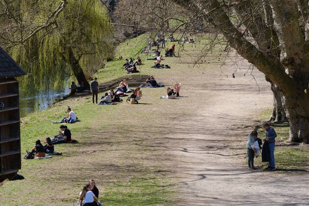 Tuebingen Themen Modellprojekt Oeffnen mit Sicherheit, Tuebingen, 29.03.2021 Menschen auf der Neckarinsel, genießen das sommerliche Wetter mit Abstand. Tuebingen, 29.03.2021 Copyright: xEibner-Pressefoto ThomasxDingesx EP_TDS