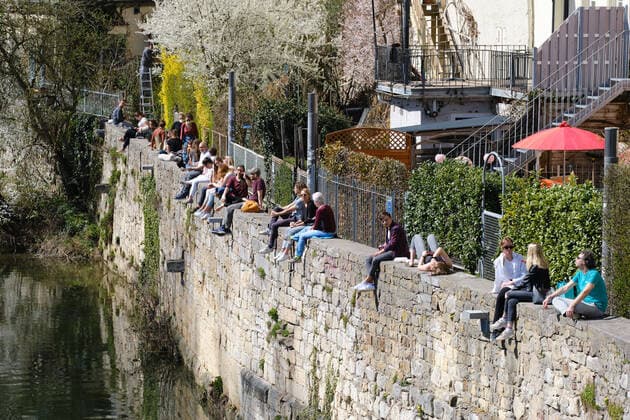 Tuebingen Themen Modellprojekt Oeffnen mit Sicherheit, Tuebingen, 29.03.2021 Menschen sitzen auf der Neckarmauer in Tuebingen und genießen das sommerliche Wetter. Tuebingen, 29.03.2021 Copyright: xEibner-Pressefoto ThomasxDingesx EP_TDS