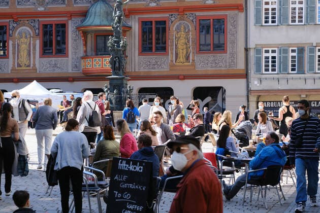 Tuebingen Themen Modellprojekt Oeffnen mit Sicherheit, Tuebingen, 29.03.2021 Volle Innenstadt zur Mittagszeit in Tuebingen am Marktplatz. Cafes sind gut besucht, die Menschen genießen nach dem Test das sommerliche Wetter. Tuebingen, 29.03.2021 Copyright: xEibner-Pressefoto ThomasxDingesx EP_TDS