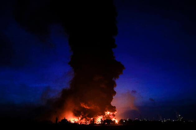 IMAGO Nature: Unsere Erde, Energiequellen, Erdgas News Themen der Woche KW13 News Bilder des Tages (210329) -- INDRAMAYU, March 29, 2021 -- Smokes and massive fire rise from an oil refinery of state-owned oil and gas company PT Pertamina at Balongan, Indramayu, West Java, Indonesia, on March 29, 2021. Three people went missing and 19 others were wounded with five of them suffering serious injuries, and nearly 1,000 residents living nearby were evacuated following a massive blaze at an oil refinery in Indonesia s West Java province after midnight Monday, officials said. (Photo by Xinhua) INDONESIA-INDRAMAYU-OIL REFINERY-FIRE Wiralodra 