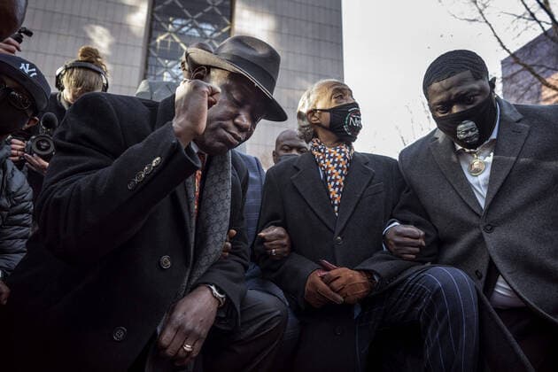 News Themen der Woche KW13 Bilder des Jahres 2021, News 03 März News Bilder des Tages March 29, 2021, Minneapolis, MN, United States: Attorney Ben Crump, left, Rev. Al Sharpton and Brandon Williams, nephew of George Floyd, took a knee for 8:46 a.m. at the Hennepin County Government Center at the start of the Derek Chauvin murder case Monday, March 29, 2021 in Minneapolis, Minnesota. Minneapolis United States - ZUMAm67_ 20210329_zaf_m67_002 Copyright: xJerryxHoltx