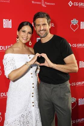 Tom Beck mit Chryssanthi Kavazi ( schwanger ) beim 4 Sommerfest von BILD hilft e.V. - Ein Herz für Kinder - auf den Wannseeterrassen, Wannseebadweg 35, 14129 Berlin. *** Tom Beck with Chryssanthi Kavazi pregnant at the 4 summer party of BILD hilft e V Ein Herz für Kinder on the Wannseeterrassen, Wannseebadweg 35, 14129 Berlin Copyright: xEventpressx