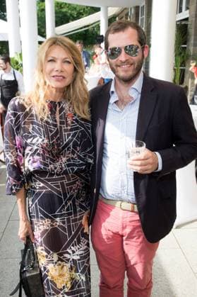 Ursula Karven mit Julian Reichelt beim 3 Sommerfest von BILD hilft e.V. - Ein Herz für Kinder auf den Wannseeterrassen, Wannseebadweg 35, 14129 Berlin *** Ursula Karven with Julian Reichelt at the 3 summer party of BILD hilft e V Ein Herz für Kinder at the Wannseeterrassen, Wannseebadweg 35, 14129 Berlin Copyright: xEventpressx