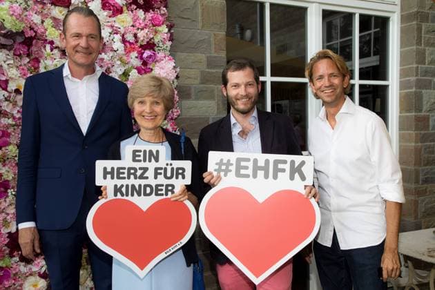 Mathias Döpfner, Friede Springer und Julian Reichelt mit Willem Allexander Tell beim 3 Sommerfest von BILD hilft e.V. - Ein Herz für Kinder auf den Wannseeterrassen, Wannseebadweg 35, 14129 Berlin *** Mathias Döpfner, Friede Springer and Julian Reichelt with Willem Allexander Tell at the 3 summer party of BILD hilft e V Ein Herz für Kinder on the Wannseeterrassen, Wannseebadweg 35, 14129 Berlin Copyright: xEventpressx
