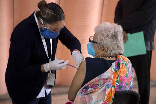 Covid-19 Vaccine Application For Older Adults In Mexico ECATEPEC, MEXICO - MARCH 29: An elderly gets a dose of the Sinovac Biotech COVID-19 vaccine, at the inside of facilities of Americas sports center in Ecatepec, Mexico State, during a vaccination program to seniors more that 60 years old. On March 29, 2021 in Ecatepec, Mexico Copyright: xLeonardoxCasasx EYEPIXGROUP_LC_29032021_5556