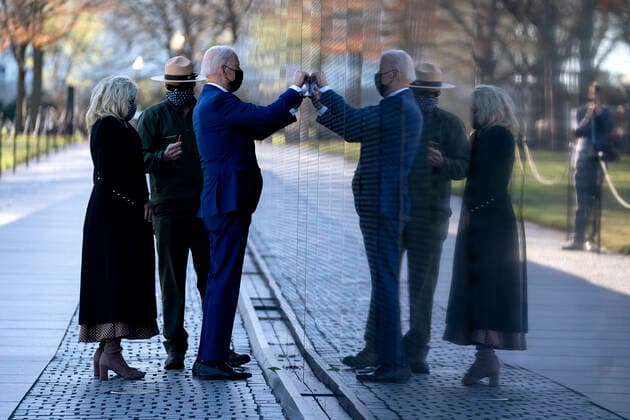 News Themen der Woche KW13 Bilder des Jahres 2021, News 03 März News Bilder des Tages March 29, 2021, Washington, District of Columbia, USA: U.S. President Joe Biden and First Lady Dr. Jill Biden visit the Vietnam War Memorial in Washington, D.C., U.S., on Monday, March 29, 2021. Credit: Stefani Reynolds Pool via CNP Washington USA - ZUMAs152 20210329_zaa_s152_044 Copyright: xStefanixReynoldsx-xPoolxViaxCnpx
