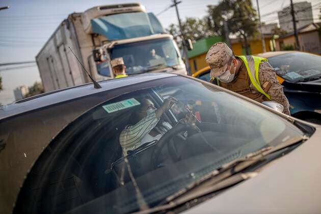 March 29, 2021, Santiago, Chile: A man shows his health permit to a policeman at a health checkpoint..Sanitary cords and police controls during the first day of total quarantine in the central area of the country, after the abrupt increase in Covid-19 cases in the Metropolitan region, the country s health authorities decreed a total quarantine for the central area of the country. Although Chile leads the number of vaccinated population, the increase in positive cases puts the stability of the health system at risk again. Santiago Chile - ZUMAs197 20210329_zaa_s197_153 Copyright: xFelipexFigueroax