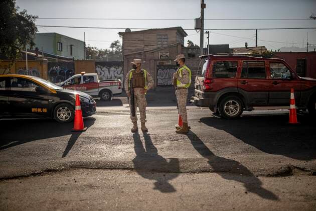 News Bilder des Tages March 29, 2021, Santiago, Chile: Two soldiers observe the traffic at a health checkpoint..Sanitary cords and police controls during the first day of total quarantine in the central area of the country, after the abrupt increase in Covid-19 cases in the Metropolitan region, the country s health authorities decreed a total quarantine for the central area of the country. Although Chile leads the number of vaccinated population, the increase in positive cases puts the stability of the health system at risk again. Santiago Chile - ZUMAs197 20210329_zaa_s197_156 Copyright: xFelipexFigueroax