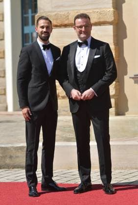 Daniel Funke und Ehemann Jens Spahn Eröffnung Bayreuther Festspiele 2019 mit der Oper Tannhäuser von Richard Wagner in Bayreuth. *** Daniel Funke and husband Jens Spahn Opening Bayreuth Festival 2019 with the opera Tannhäuser by Richard Wagner in Bayreuth Copyright: xEventpressxHannesxMagerstaedtx