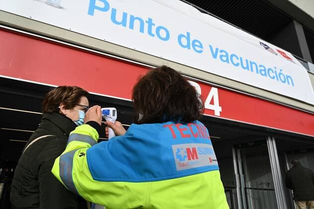 A woman (L) has her temperature tested as he waits in a queue to be vaccinated against COVID-19 virus disease outside Wanda Metropolitano Stadium in Madrid, Spain, 30 March 2021. The vaccination of population aged 60-65 began to be vaccinated with AstraZeneca vaccine. COVID-19 vaccination program !ACHTUNG: NUR REDAKTIONELLE NUTZUNG!  Copyright: xFERNANDOxVILLARx GRAF4290 20210330-637527004326957349