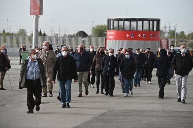 Several people, being 60 and 65 year old, arrive to be vaccinated against COVID-19 virus disease outside Wanda Metropolitano Stadium in Madrid, Spain, 30 March 2021. The vaccination of population aged 60-65 began to be vaccinated with AstraZeneca vaccine. COVID-19 vaccination program !ACHTUNG: NUR REDAKTIONELLE NUTZUNG!  Copyright: xFERNANDOxVILLARx GRAF4303 20210330-637527006859311848