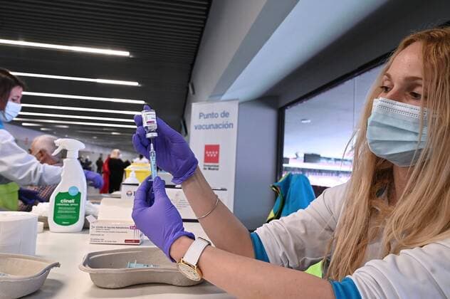 A paramedic prepares a dose of COVID-19 vaccine at Wanda Metropolitano Stadium in Madrid, Spain, 30 March 2021. The vaccination of population aged 60-65 began to be vaccinated with AstraZeneca vaccine. COVID-19 vaccination program !ACHTUNG: NUR REDAKTIONELLE NUTZUNG!  Copyright: xFERNANDOxVILLARx GRAF4338 20210330-637527014878628831