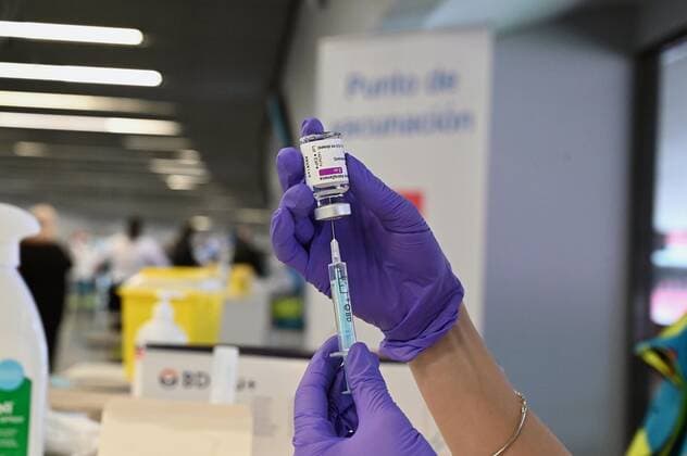 A paramedic prepares a dose of COVID-19 vaccine at Wanda Metropolitano Stadium in Madrid, Spain, 30 March 2021. The vaccination of population aged 60-65 began to be vaccinated with AstraZeneca vaccine. COVID-19 vaccination program !ACHTUNG: NUR REDAKTIONELLE NUTZUNG!  Copyright: xFERNANDOxVILLARx GRAF4339 20210330-637527014928632374