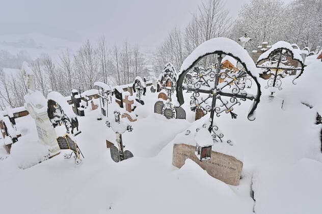 eingeschneite Gräber im Friedhof Grabkreuze auf dem Friedhof in Ruhpolding Ruhpolding Bayern Deutschland Copyright: xRolfxPossx