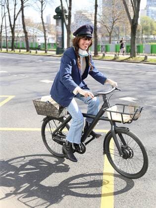 Bilder des Jahres 2021, Entertainment 03 März Entertainment Themen der Woche KW13 Bilder des Jahres 2021, Entertainment 03 März Entertainment Bilder des Tages Lou Doillon quitte les studios de Radio France CELEBRITIES: Lou Doillon a Radio France - Paris - 30 03 2021 JonathanRebboah Panoramic  PESRK24022012