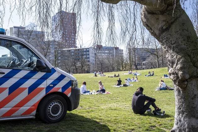 The following text was translated automatically The Netherlands, Nijmegen, 30-03-2021, - The sun is shining in the park people are sitting. Police check whether everyone complies with the measures. Photo: ANP Hollandse Hoogte Manon Bruininga Copyright: xHollandsexHoogtex xManonxBruiningax x429710885x