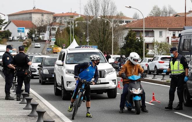 National policemen make a control to the vehicles which come from France to check if the drivers have a negative coronavirus test to enter to Spain at Santiago Bridge, in Irun, Basque Country, Spain on 30 March 2021. Controls to enter to Spain at the France border !ACHTUNG: NUR REDAKTIONELLE NUTZUNG!  Copyright: xJuanxHerrerox GRAFCAV4167 20210330-637527140569621223