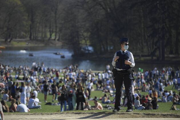 News Themen der Woche KW13 Bilder des Jahres 2021, News 03 März News Bilder des Tages Illustration picture shows police as lots of people visit the Bois de la Cambre - Ter Kamerenbos in Brussels, as people enjoy the sunny weather on Tuesday 30 March 2021.  LAURIExDIEFFEMBACQ 2683998