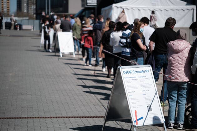 Tuebingen Corona Teststation auf dem Gelaende der CeGaT GmbH, Tuebingen, 30.03.2021 Personen stehen in einer Warteschlange und warten auf einen Corona Test. Tuebingen, 30.03.2021 Copyright: xEibner-Pressefoto ThomasxDingesx EP_TDS
