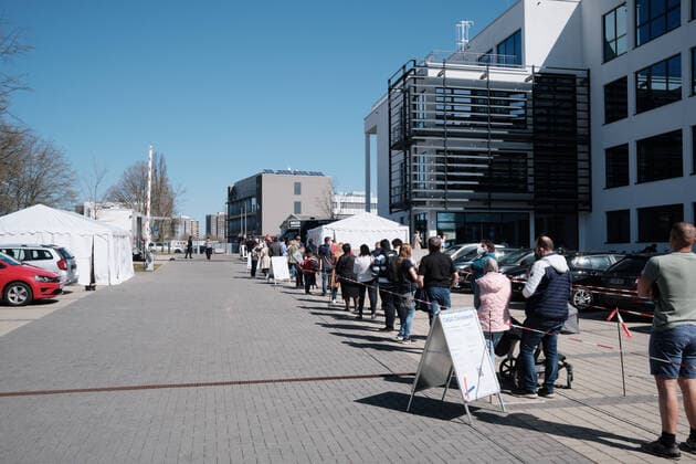 Tuebingen Corona Teststation auf dem Gelaende der CeGaT GmbH, Tuebingen, 30.03.2021 Personen stehen in einer Warteschlange und warten auf einen Corona Test. Tuebingen, 30.03.2021 Copyright: xEibner-Pressefoto ThomasxDingesx EP_TDS