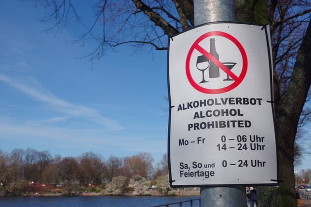 Verschärfte Lockdown-Maßnahmen in Hamburg: Unter anderem an der Binnenalster gilt zu bestimmten Zeiten ein Alkoholverbot.
