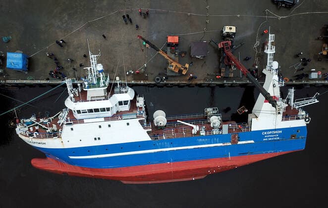 News Bilder des Tages OTRADNOYE, LENINGRAD REGION, RUSSIA - MARCH 30, 2021: The heeled over Skorpion trawler is pictured at the Pella Shipyard. The vessel that is under construction, heeled over and the holds were flooded on March 30. Six workers were able to evacuate; a rescue operation for two people is underway. Peter Kovalev TASS  TS0FB020