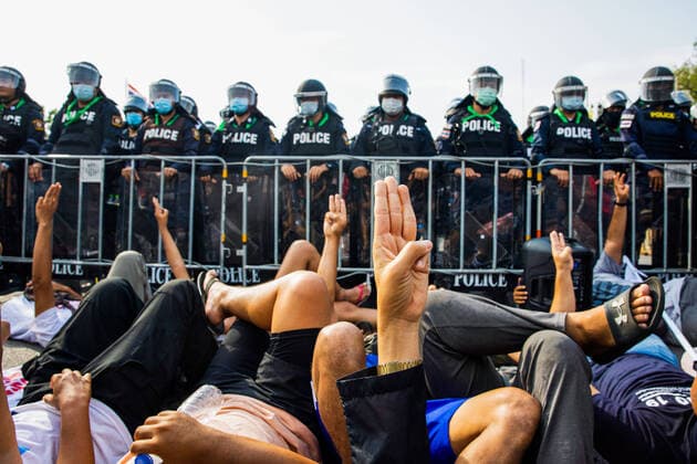 News Themen der Woche KW13 Bilder des Jahres 2021, News 03 März News Bilder des Tages March 30, 2021, Bangkok, Thailand: Protesters laying down make three finger salutes at crowd control police during the demonstration..Pro-democracy protesters Walk through sky gathering at the government house demonstrate after they got released from Metropolitan Police Bureau that rounded them up in two separate operations at dawn and dusk on Sunday. The Protesters demand the resignation of Prime Minister Prayut Chan-ocha, constitutional reform, and abolition of lese majeste law. Bangkok Thailand - ZUMAs197 20210330_zaa_s197_033 Copyright: xVaruthxPongsapipattx