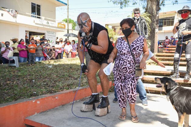 News Themen der Woche KW13 Bilder des Jahres 2021, News 03 März March 30, 2021, Tuzamapan, Veracruz, Mo xico: The musical group Los super Caracoles plays their songs while older adults wait in line to be vaccinated against Covid-19. Some older adults joined the dance and celebration to receive the vaccine Tuzamapan MÃ xico - ZUMAqp1_ 20210330_zip_qp1_024 Copyright: xHectorxAdolfoxQuintanarxPerezx