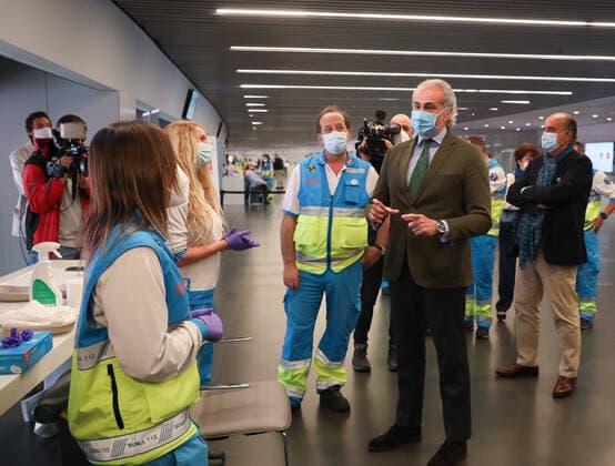 The Minister of Health of the Community of Madrid, Enrique Ruiz Escudero (2r), accompanied by the Deputy Minister of Public Health and COVID-19 Plan of the Community of Madrid, Antonio Zapatero (1r), visits the vaccination point installed at the Wanda Metropolitano Stadium, where the vaccination of the population between 60 and 65 years of age begins. This age group will be vaccinated, also with doses from AstraZeneca, at the public Hospital Enfermera Isabel Zendal from Wednesday. Wanda Metropolitano Stadium (meeting point: Gate 37) (Avda. Luis AragonÃ s, 4). Bring authorizations. 30 MARCH 2021;WANDA METROPOLITANO;MADRID;COMMUNITY OF MADRID Marta Fernandez Jara LagenciaEP 03 30 2021 MADRID MADRID Spain Copyright: xMartaxFernandezxJarax 3627508