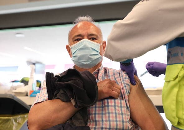 A man is vaccinated against Covid-19 in a device installed at the Wanda Metropolitano Stadium in Madrid, Spain, on March 30, 2021. The Community of Madrid has begun to vaccinate this Tuesday against Covid-19 to the general population aged 60 to 65 years with doses of AstraZeneca. Also, next week will begin to vaccinate people aged 77, 78 and 79 years with doses of Pfizer. 30 MARCH 2021;WANDA METROPOLITANO;MADRID;COMMUNITY OF MADRID Marta Fernandez Jara LagenciaEP 03 30 2021 MADRID MADRID Spain Copyright: xMartaxFernandezxJarax 3627697